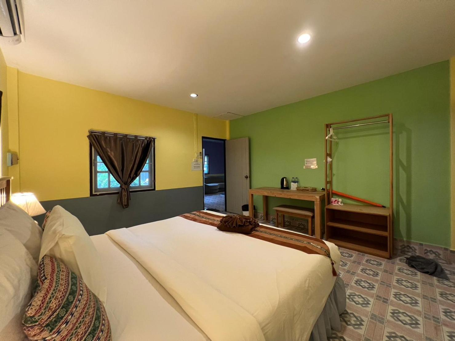 Dong Talay Lipe Beach Resort Екстер'єр фото